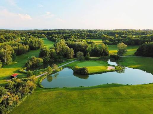 Golfplatz mit gepflegtem Grün und Bäumen