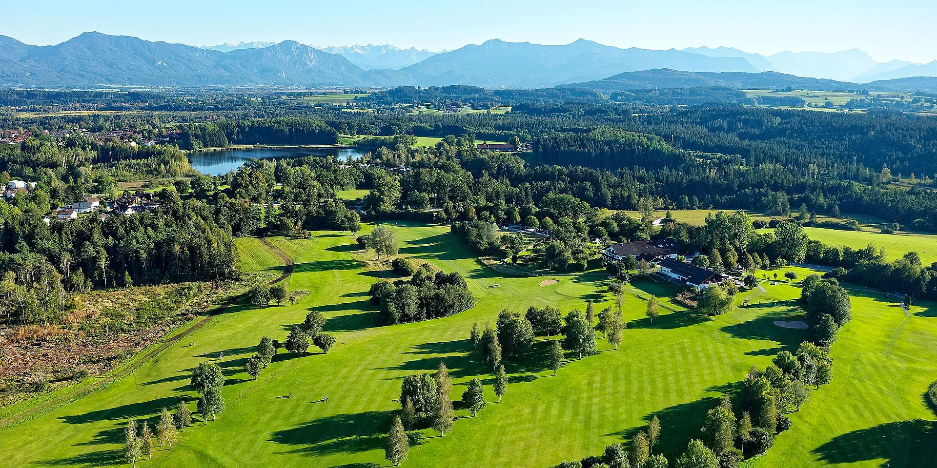 Golfplatz mit alpiner Bergkulisse