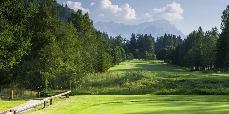 Golfplatz mit Bergkulisse